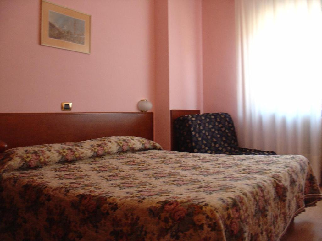 Domus Hotel Alessandria Exteriör bild
