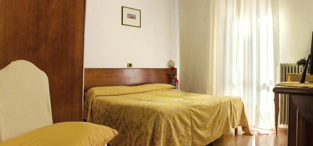 Domus Hotel Alessandria Exteriör bild