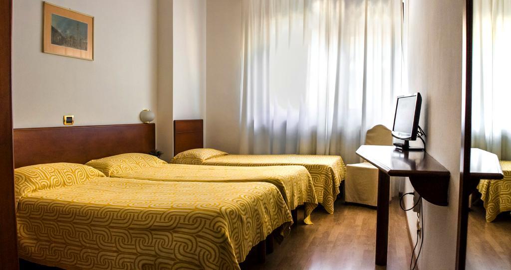Domus Hotel Alessandria Exteriör bild