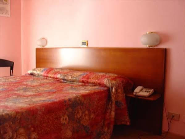 Domus Hotel Alessandria Exteriör bild